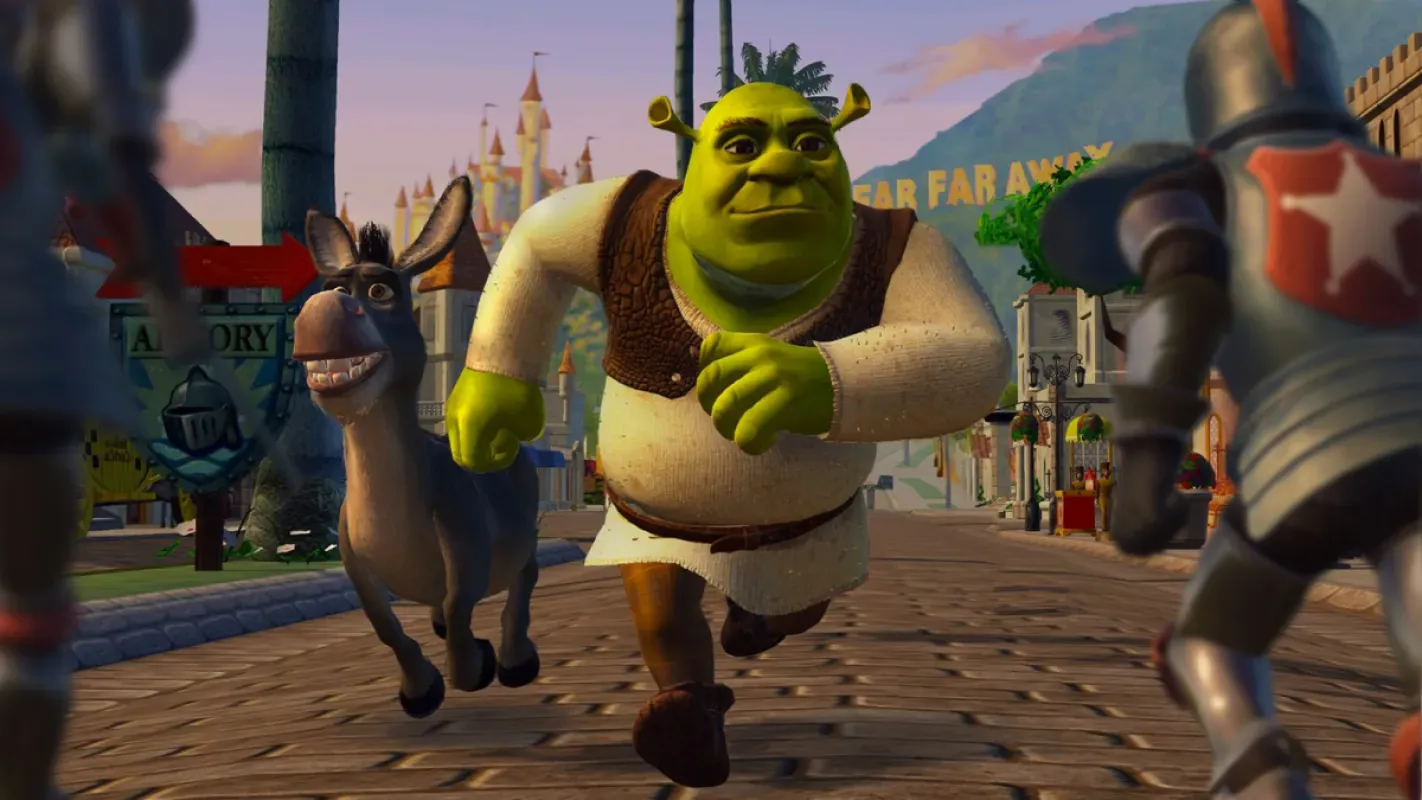 Shrek corre ao lado do Burro e do Gato de Botas pelas ruas de Tão, Tão Distante em Shrek 2 Remastered
