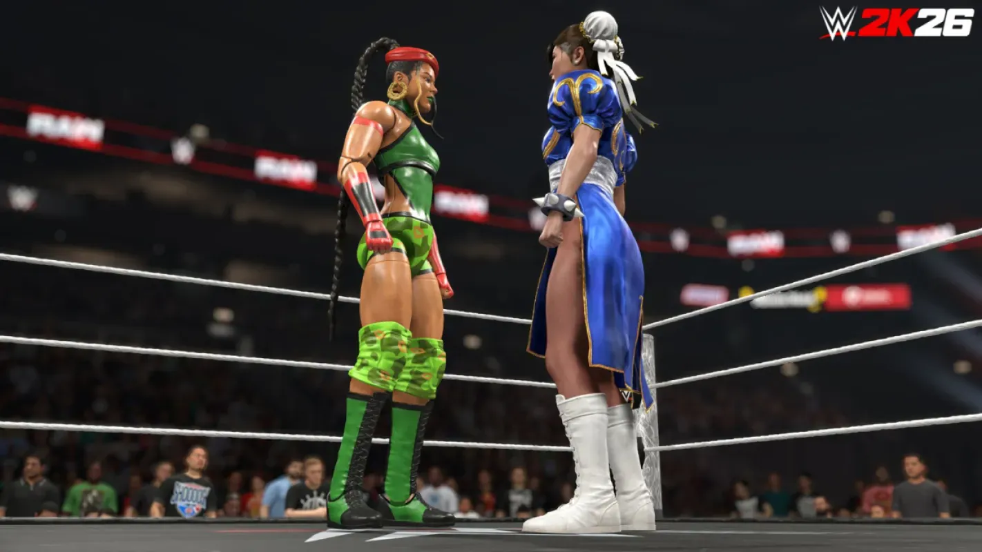 Duas lutadoras com trajes inspirados em Cammy e Chun-Li no ringue de WWE 2K26