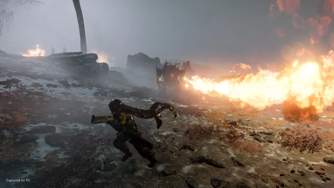 Helldiver corre de uma rajada de fogo em um terreno gelado e enevoado, em cena capturada no PC