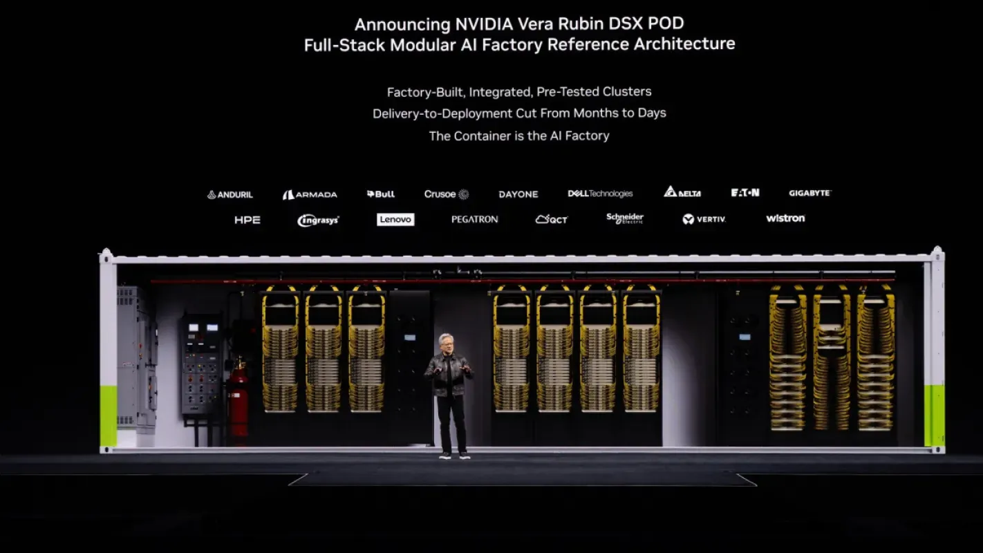 Jensen Huang no palco da GTC Berlim diante de um módulo de data center Vera Rubin DSX POD em tamanho real