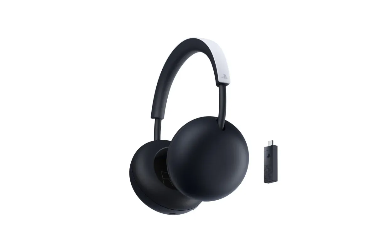 Headset PlayStation Pulse ao lado do adaptador USB-C