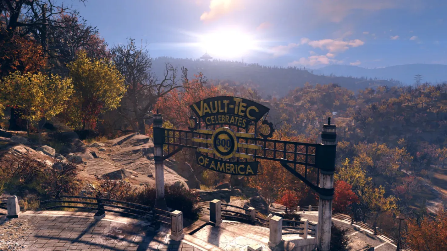 Portal da Vault-Tec com a placa "Celebrate America" em meio às árvores de outono da Appalachia, em Fallout 76