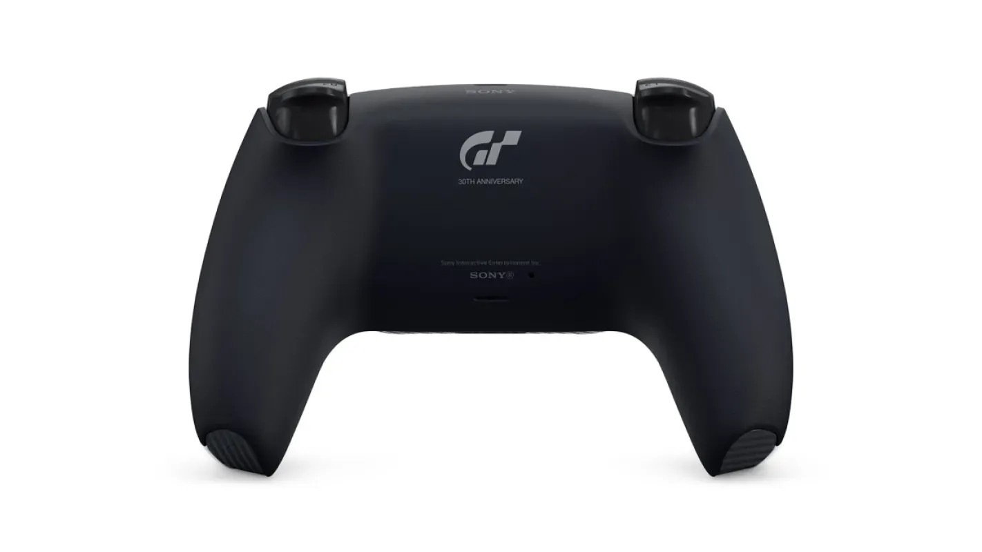 Parte traseira preta do DualSense Edição Limitada Gran Turismo, com o logotipo da série no centro