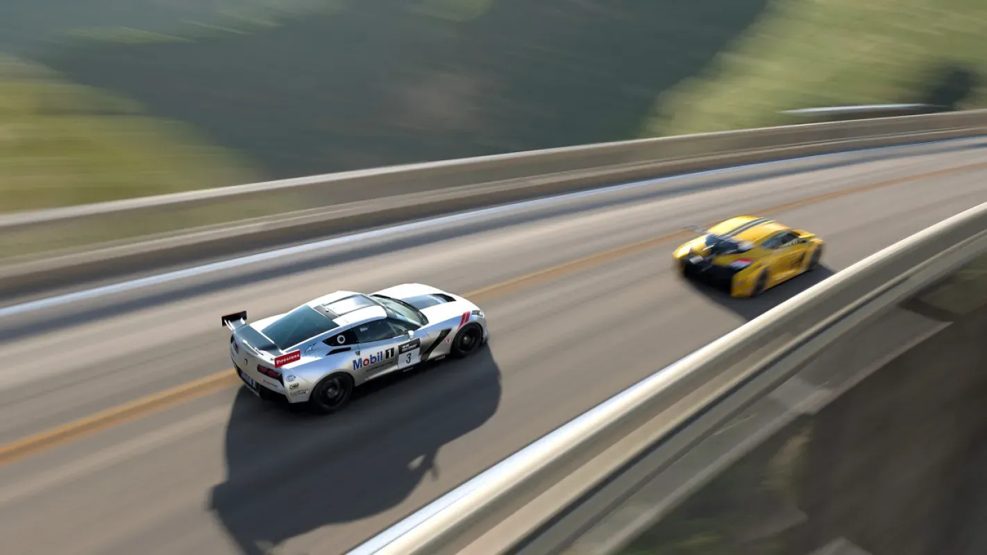 Carros esportivos percorrendo uma estrada de montanha em Gran Turismo 7