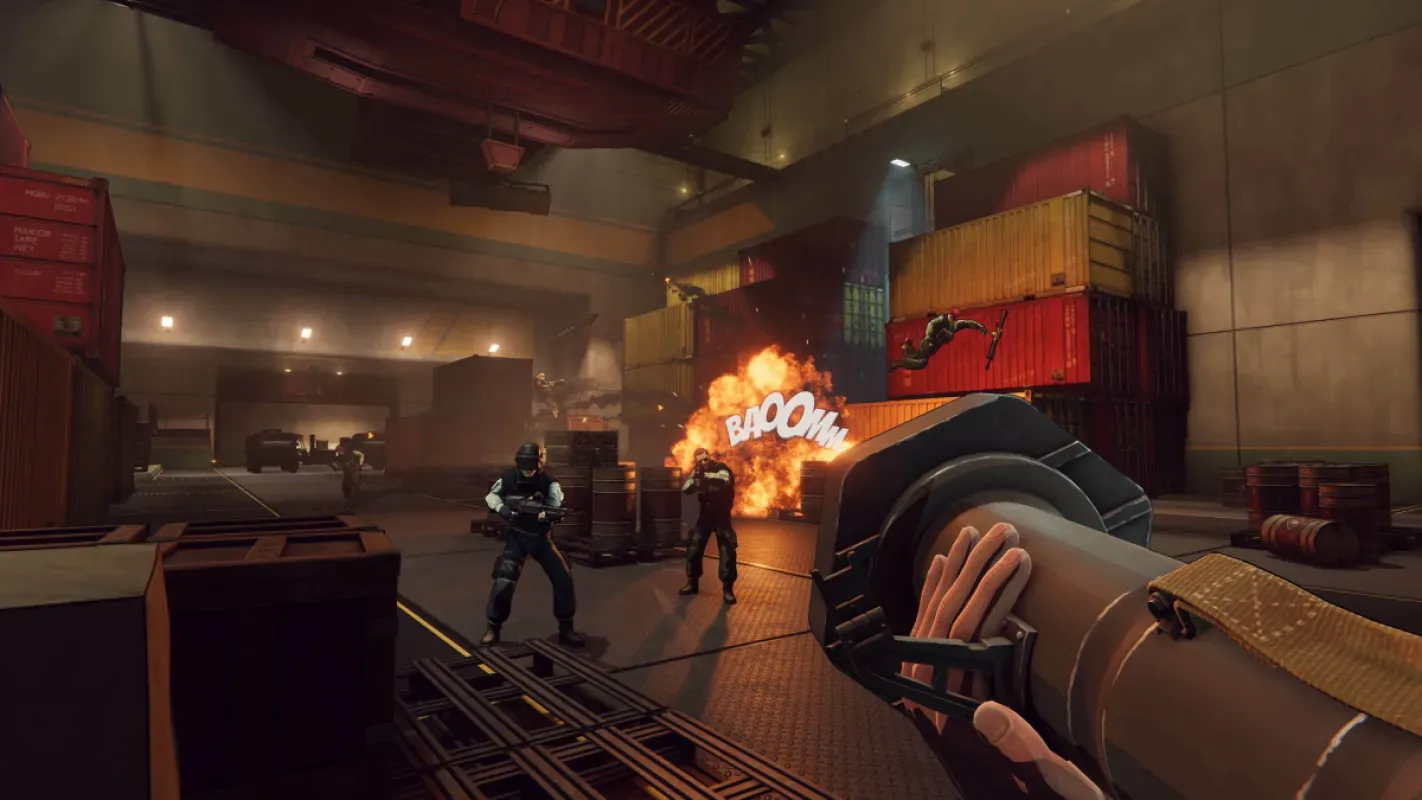 Protagonista de XIII Remake atira com uma bazuca contra inimigos em um galpão, com uma explosão desenhada em estilo de história em quadrinhos