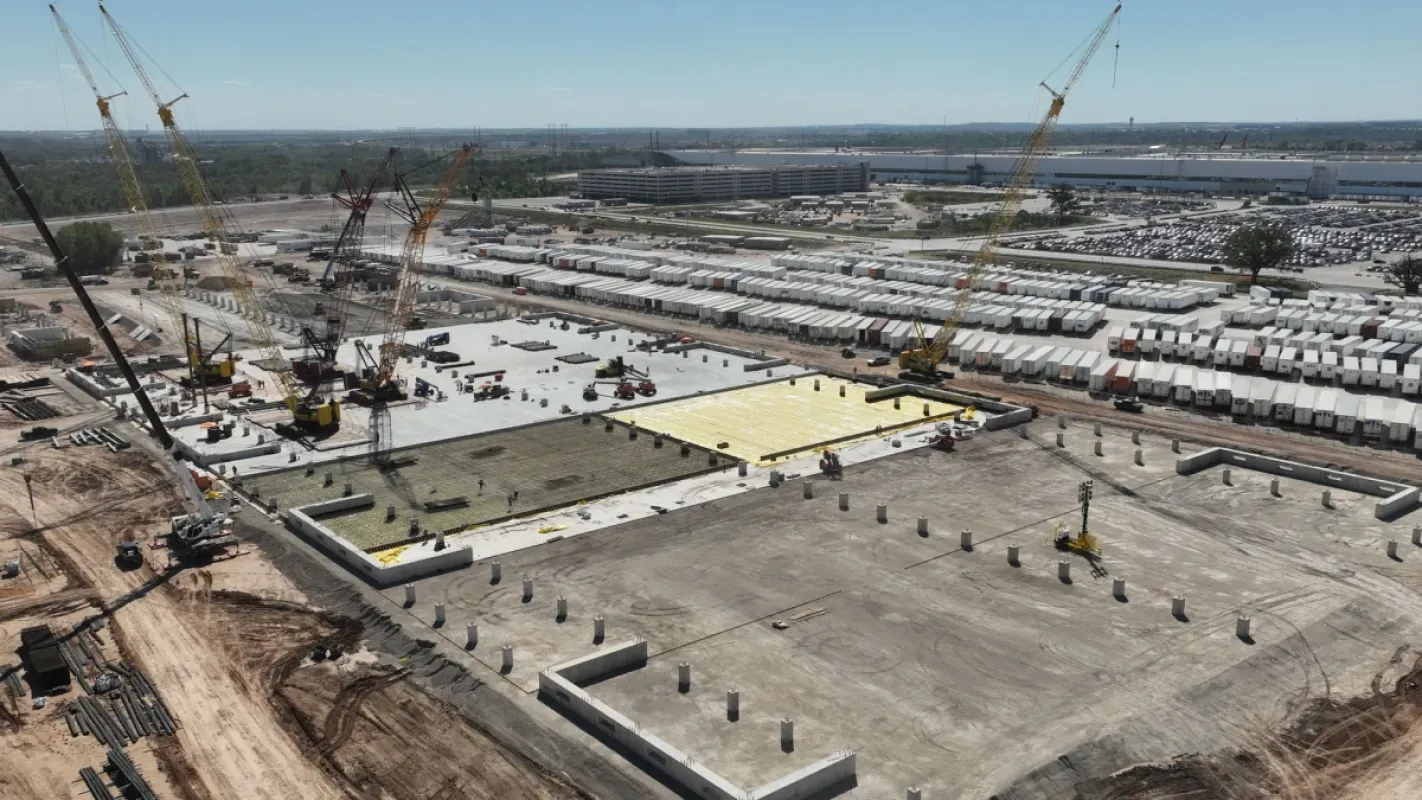 Vista aérea das obras da fábrica de semicondutores da Tesla em Austin, nos EUA, com guindastes sobre as fundações