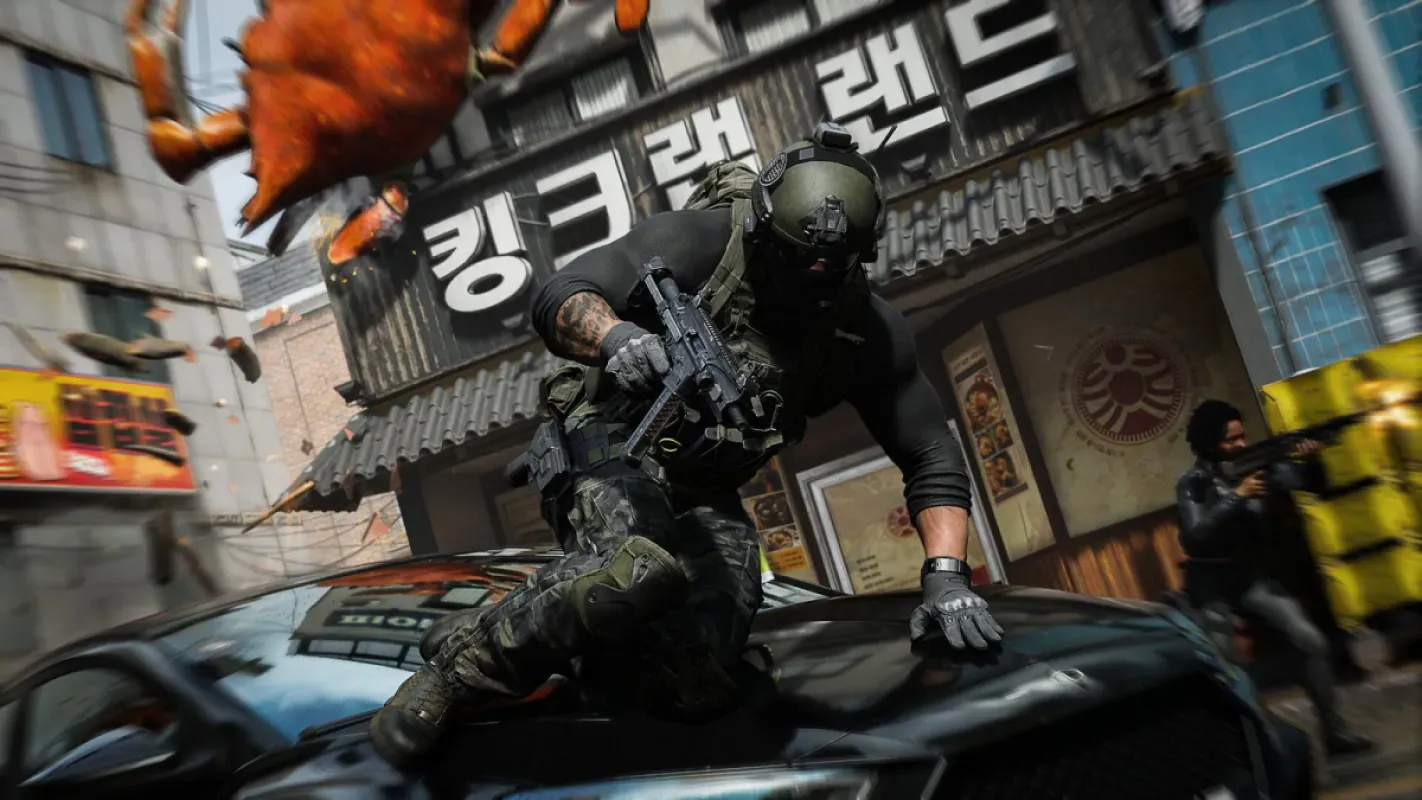 Soldado em rua da Península Coreana com placas de neon em coreano ao fundo, em cena de Call of Duty: Modern Warfare 4