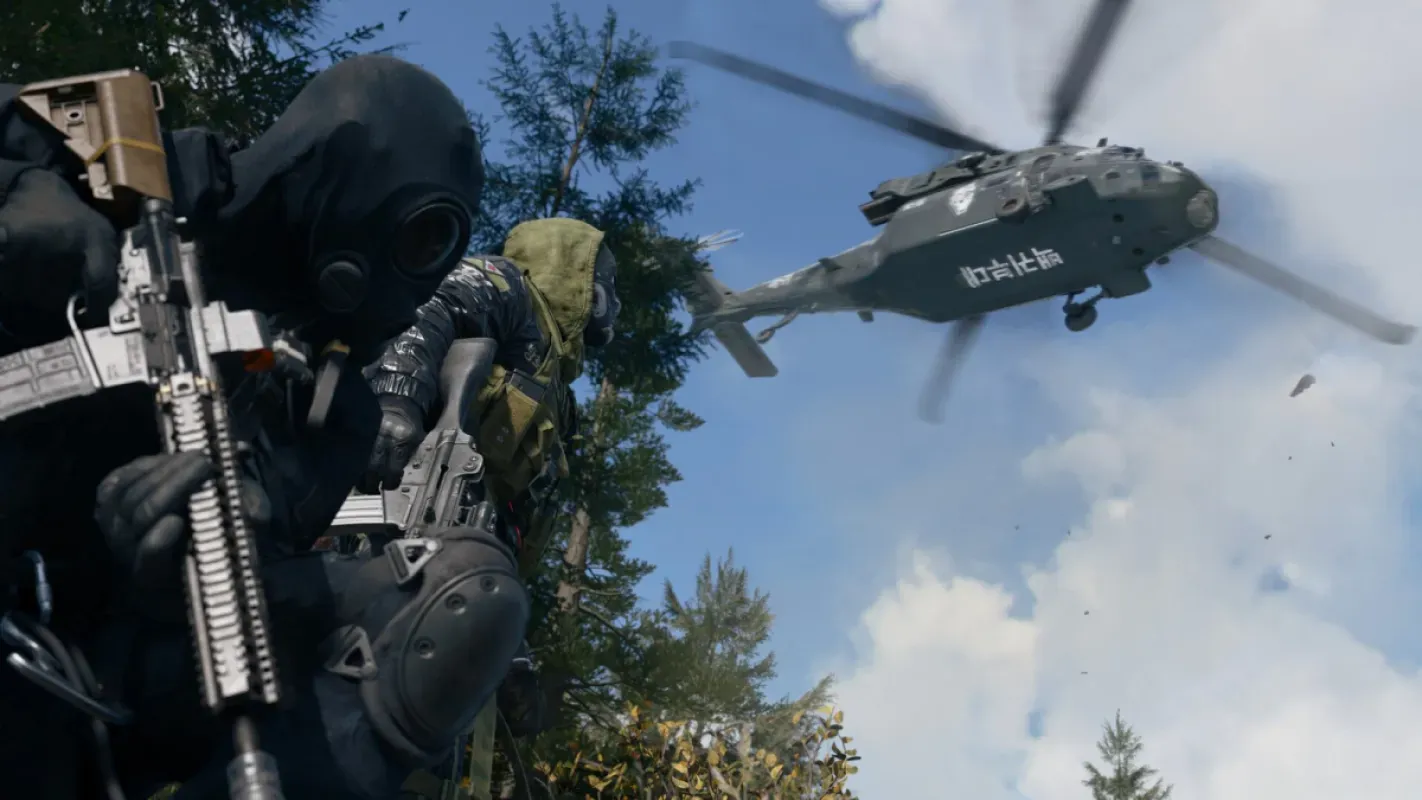 Helicóptero militar sobrevoando um soldado armado em cena de multiplayer de Call of Duty: Modern Warfare 4