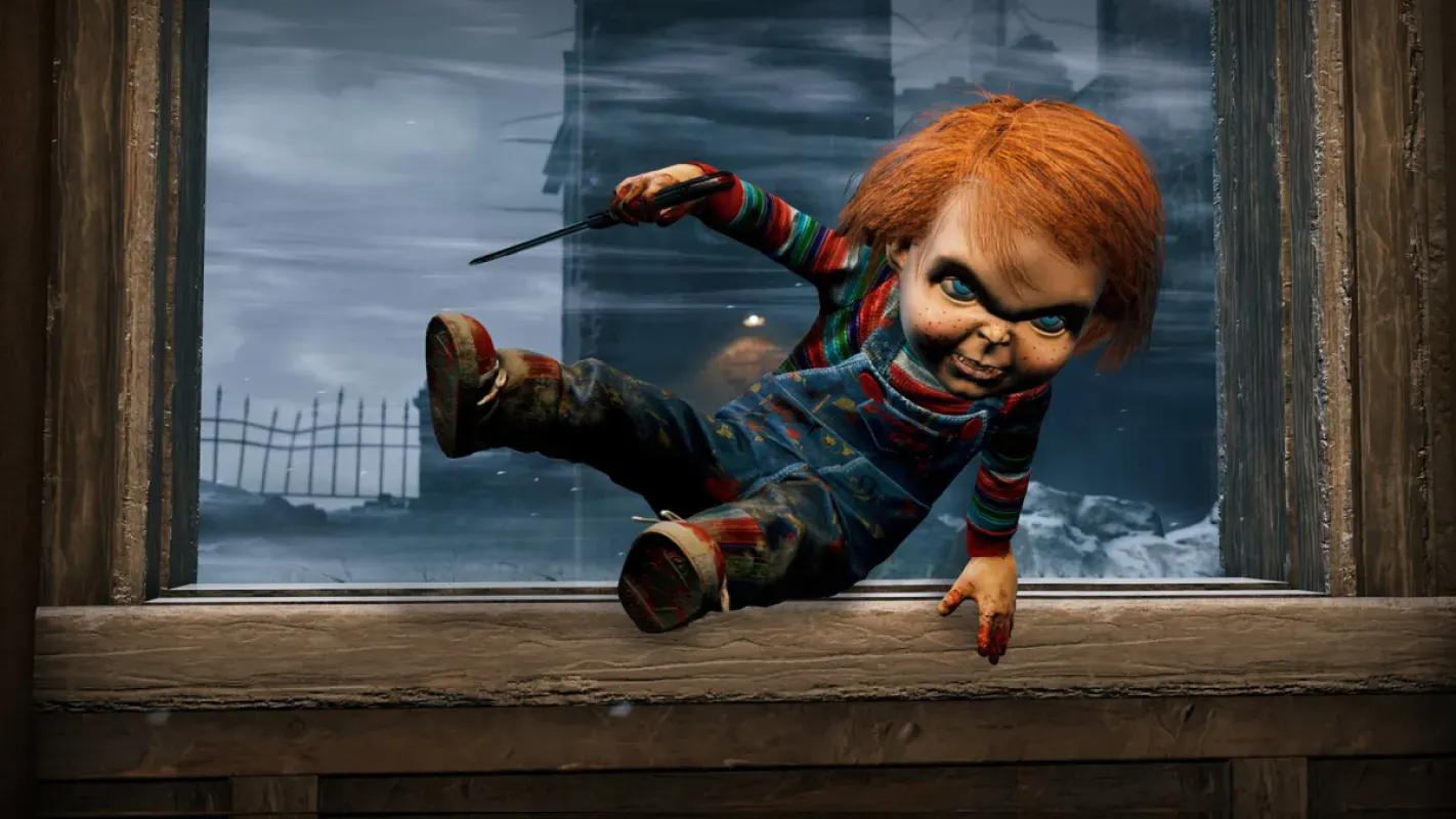 Chucky pulando uma janela com uma faca em Dead by Daylight