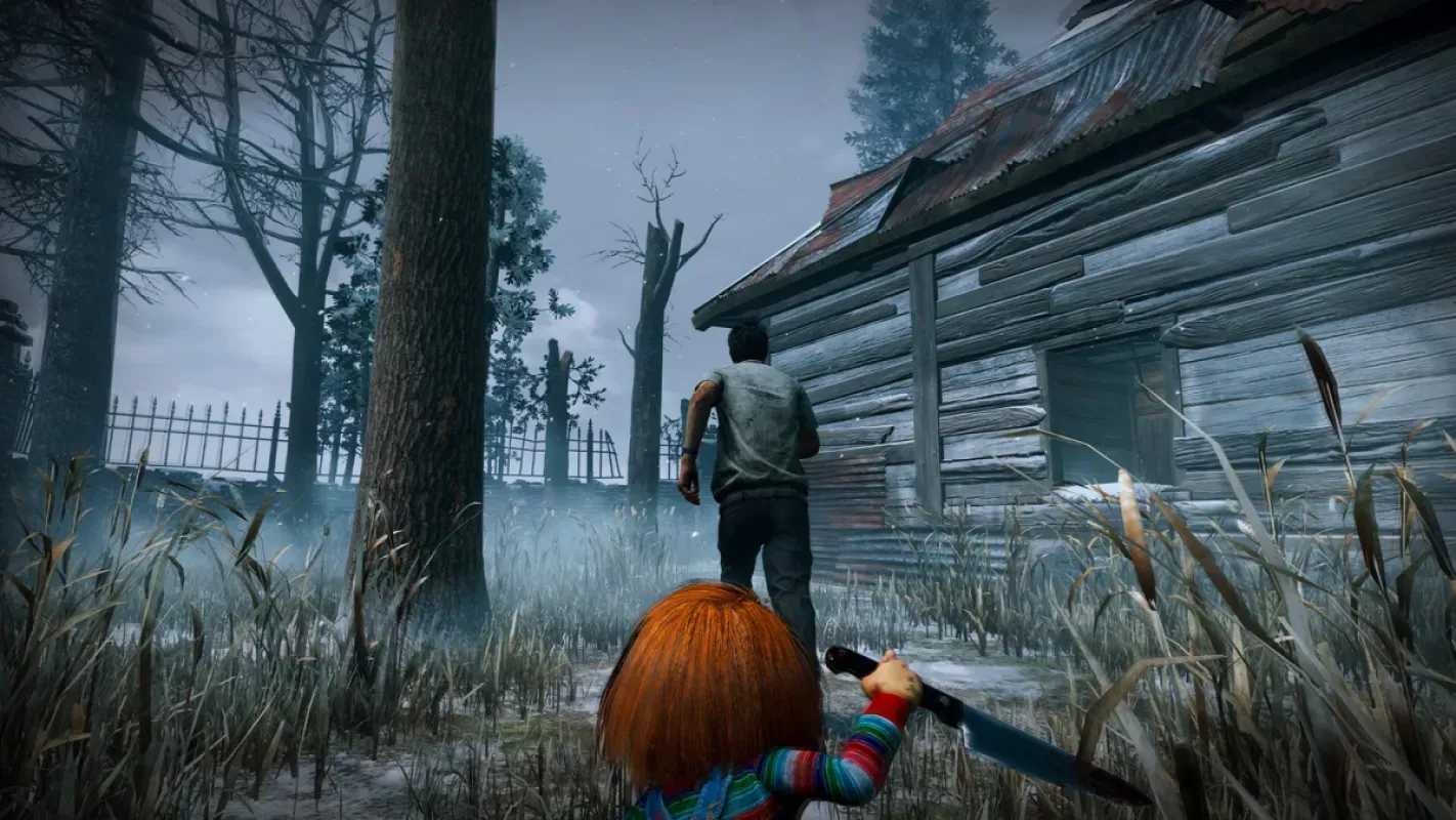 Chucky persegue um sobrevivente perto de uma cabana em Dead by Daylight