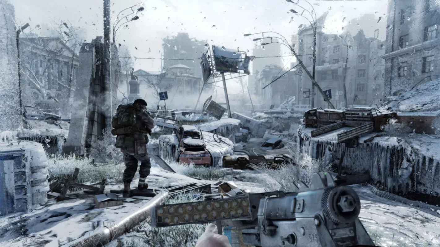 Soldado armado caminha por rua de Moscou coberta de neve e destroços em Metro 2033 Redux
