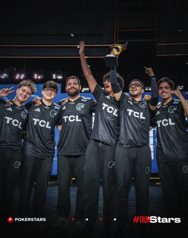 Jogadores da FURIA comemoram com o troféu no palco