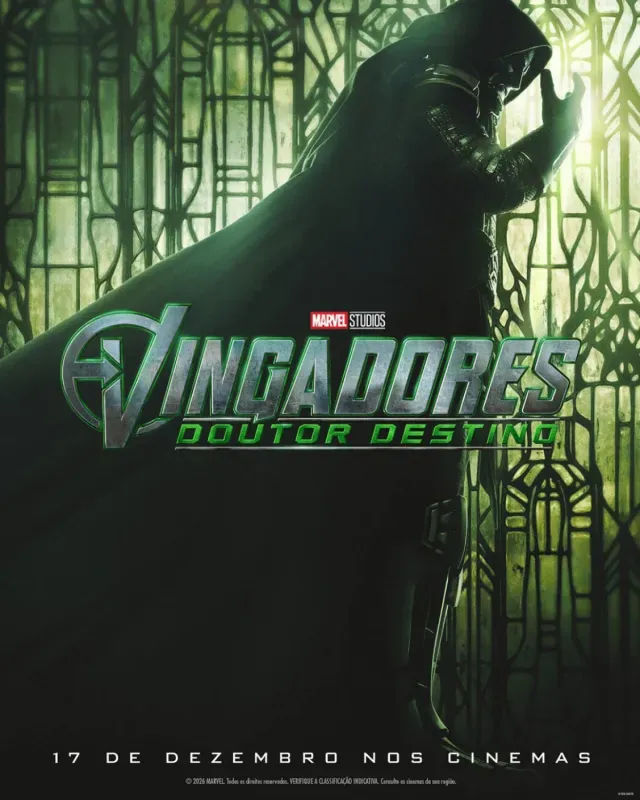 Pôster brasileiro de Vingadores: Doutor Destino com o vilão encapuzado diante de um vitral