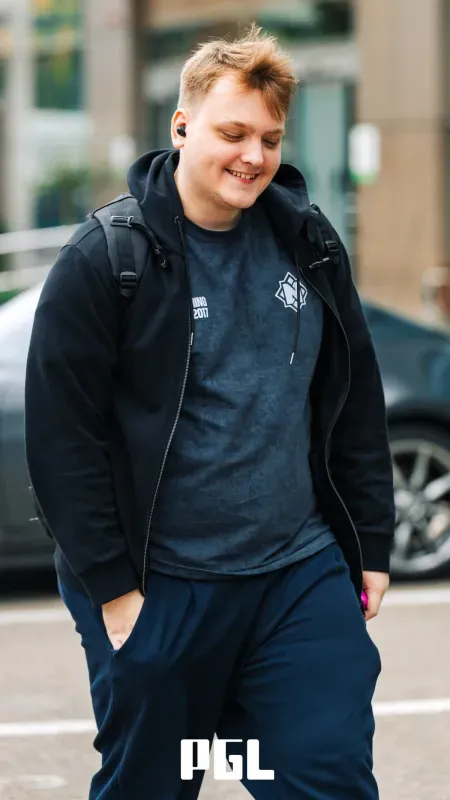 Foto da PGL de um jogador da Nemiga sorrindo, de moletom escuro, na PGL Masters Bucharest 2026