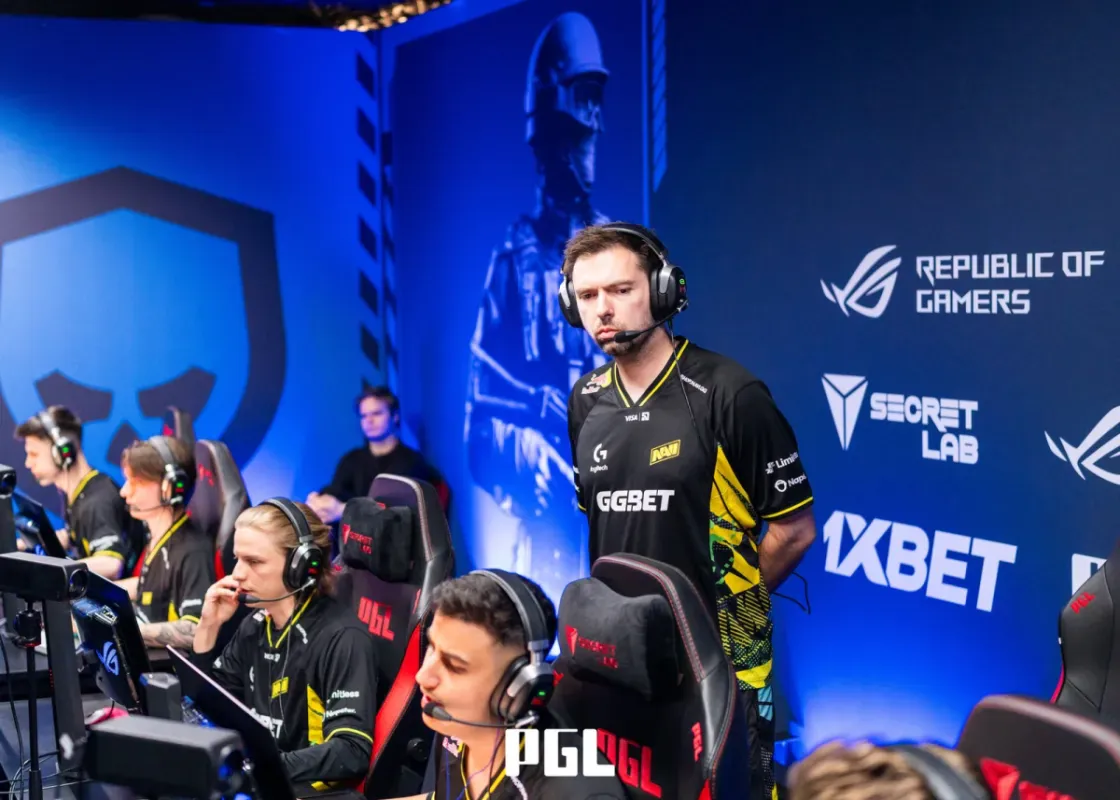 Jogadores da NAVI no palco da PGL em Bucareste após a vitória sobre a G2