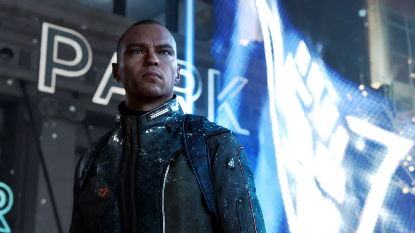 Markus, personagem de Detroit: Become Human, em uma rua da cidade com letreiros iluminados ao fundo