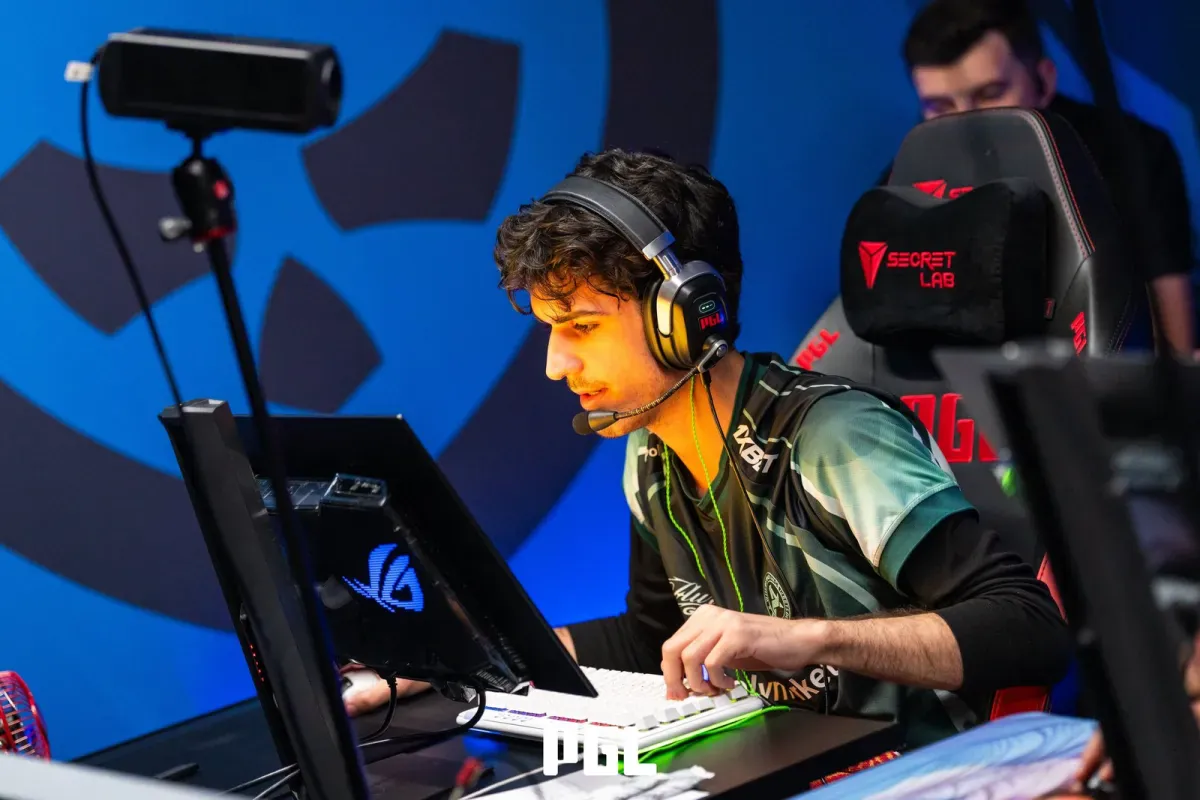 Jogador da Aurora no palco da PGL Masters Bucharest durante a vitória sobre a Nemiga na rodada 3