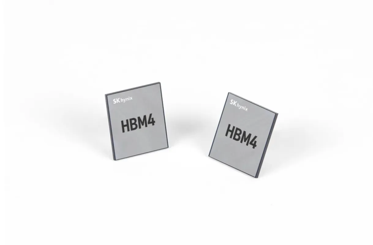 Dois chips de memória HBM4 da SK hynix sobre fundo branco