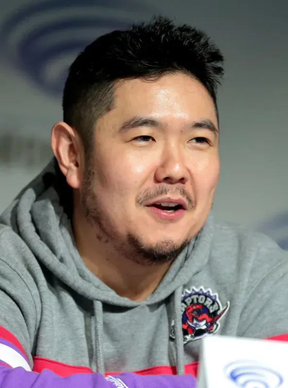 Eric Bauza sorri durante painel na WonderCon 2018, em Anaheim