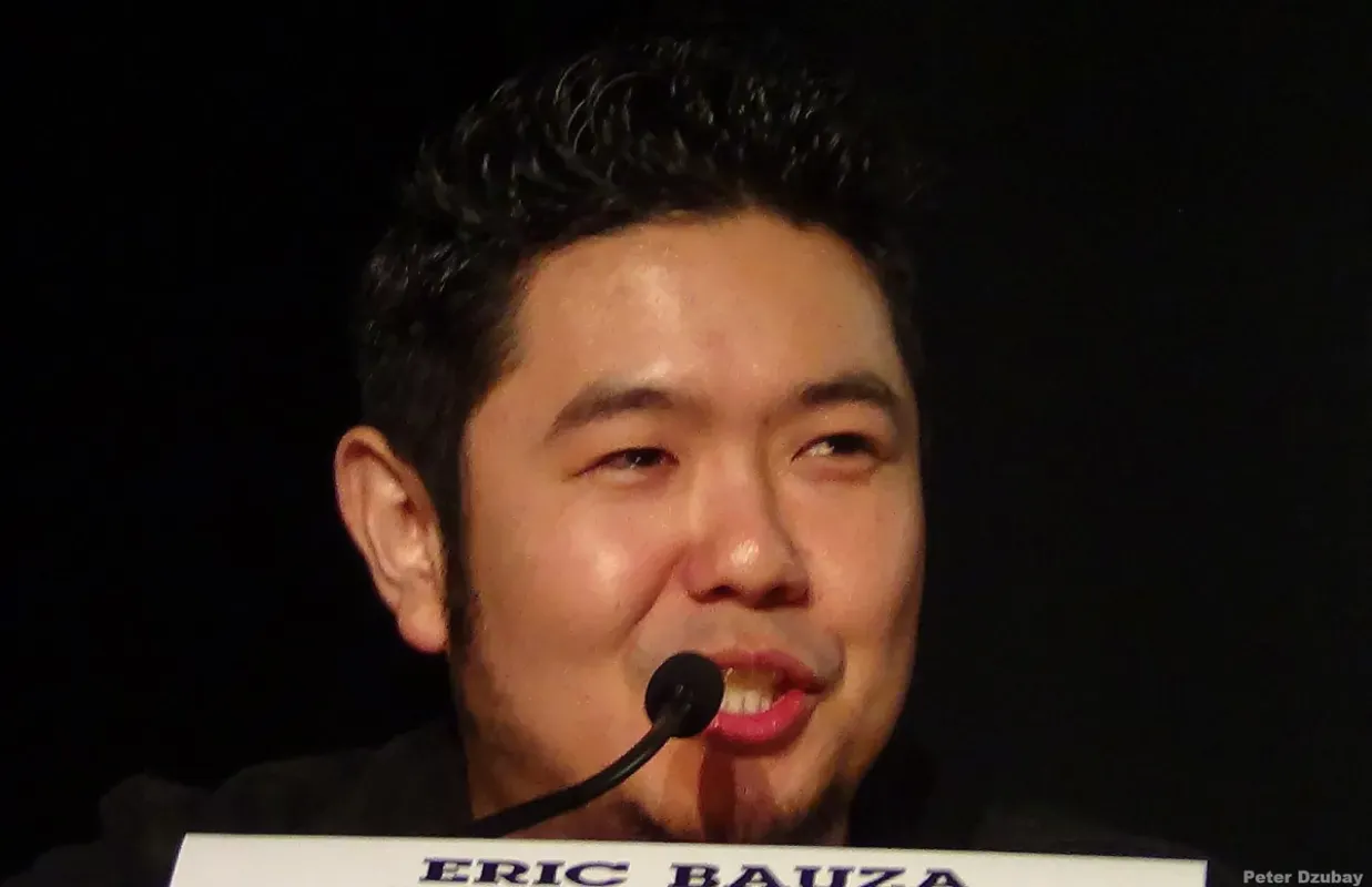 Eric Bauza fala ao microfone em painel da New York Comic Con 2014