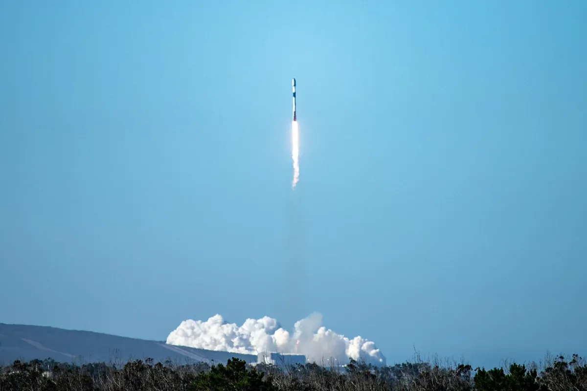 Foguete Falcon 9 da SpaceX decola com satélites Starlink da base de Vandenberg