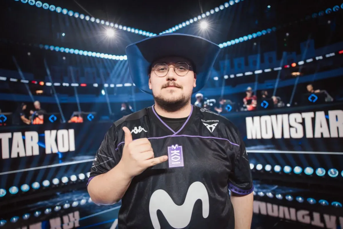 Jogador da Movistar KOI posa no palco do Worlds 2026, em Allen, no Texas