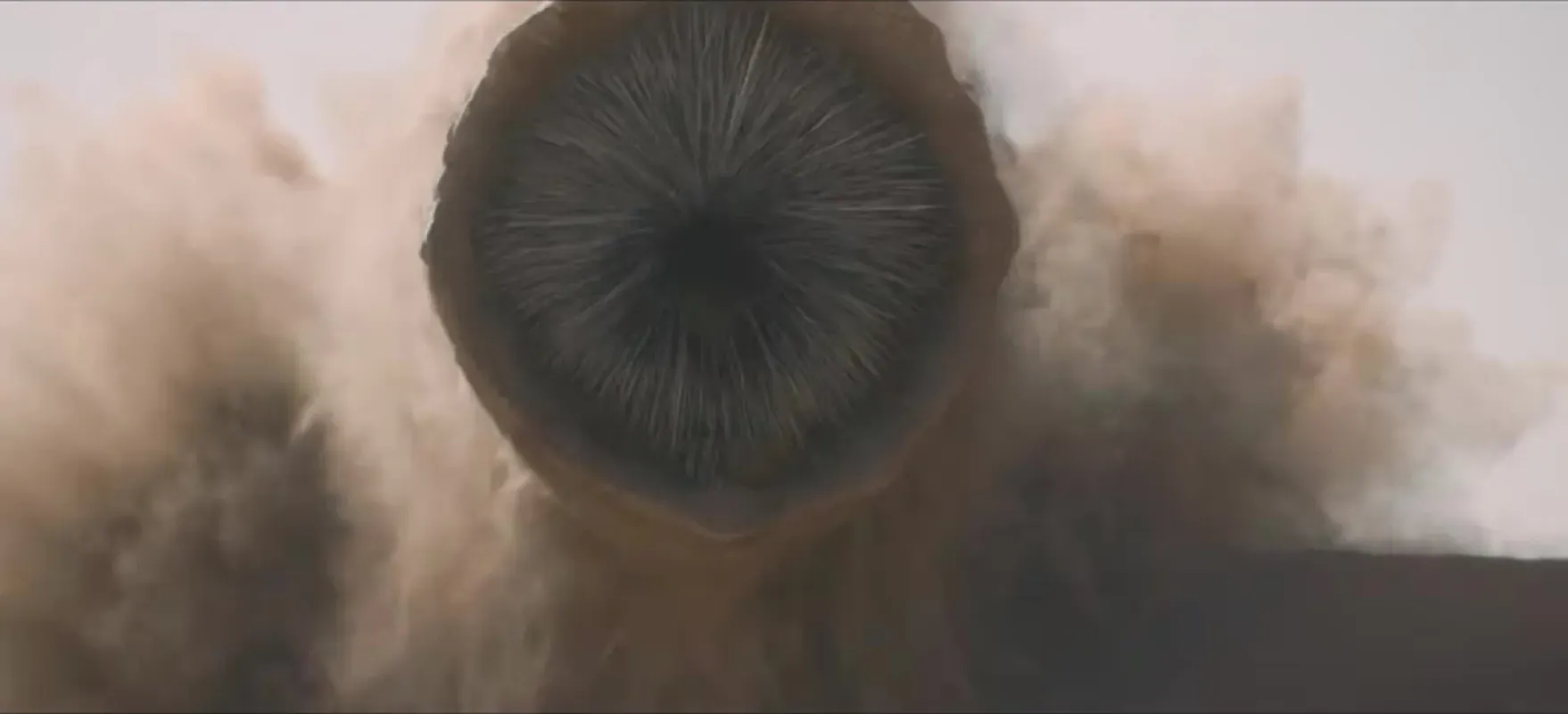 Verme de areia emerge do deserto em cena do trailer final de Duna: Parte Três
