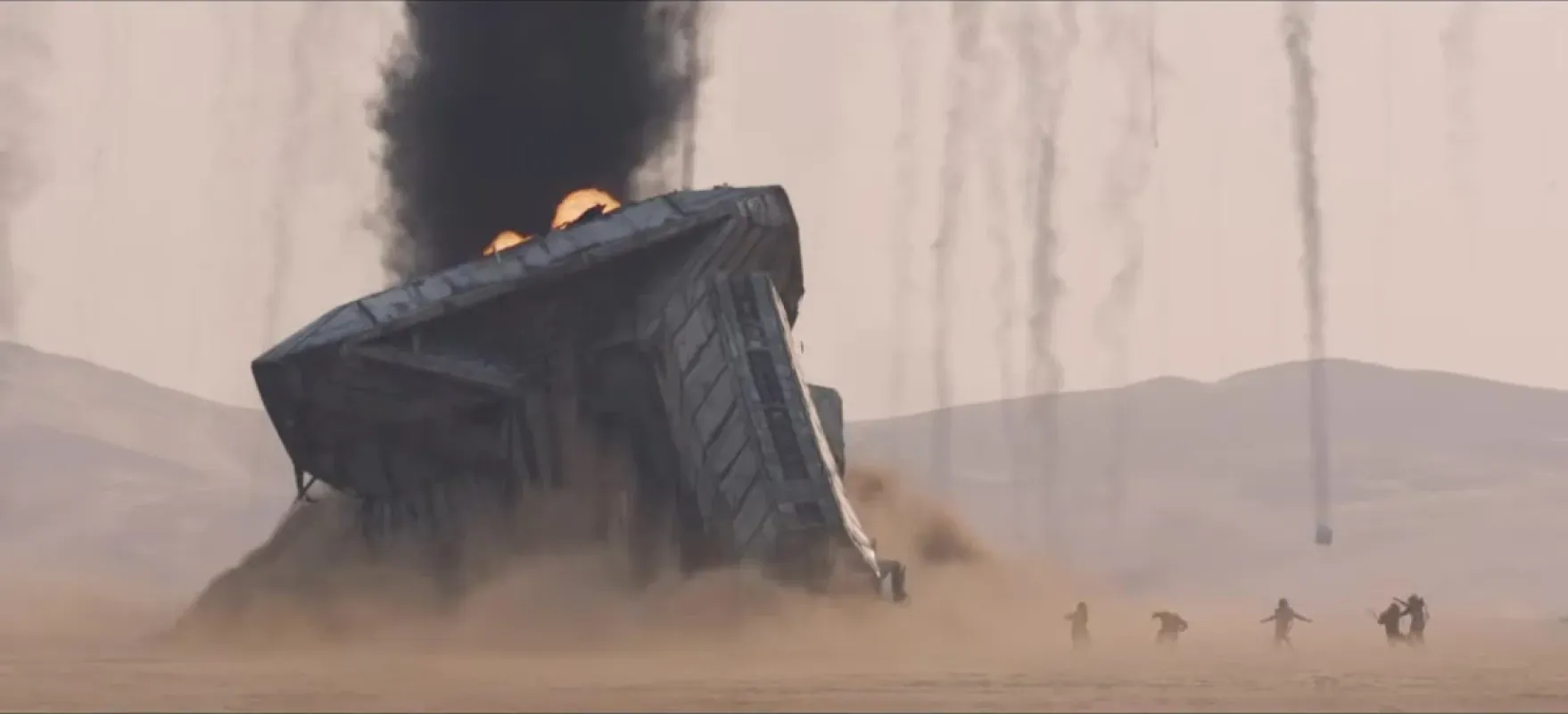 Estrutura em chamas no deserto de Arrakis em cena do trailer final de Duna: Parte Três