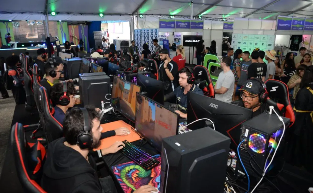 Jogadores em PCs na arena gamer da Headscon