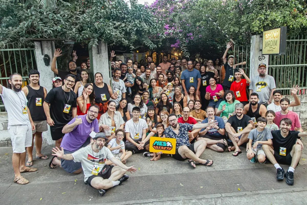 Jogadores reunidos em mesas de jogos de tabuleiro em edição anterior do Mesa Fest