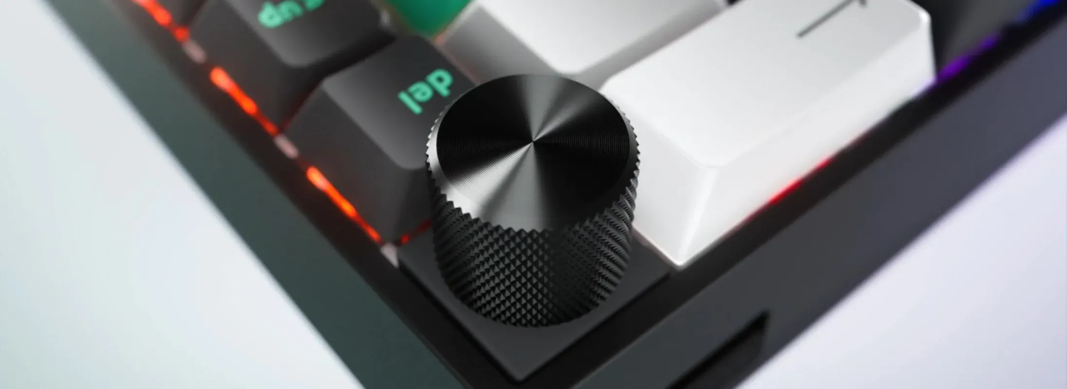 Close do dial multifunção de metal no canto do teclado Razer Reclusa Mini 65%