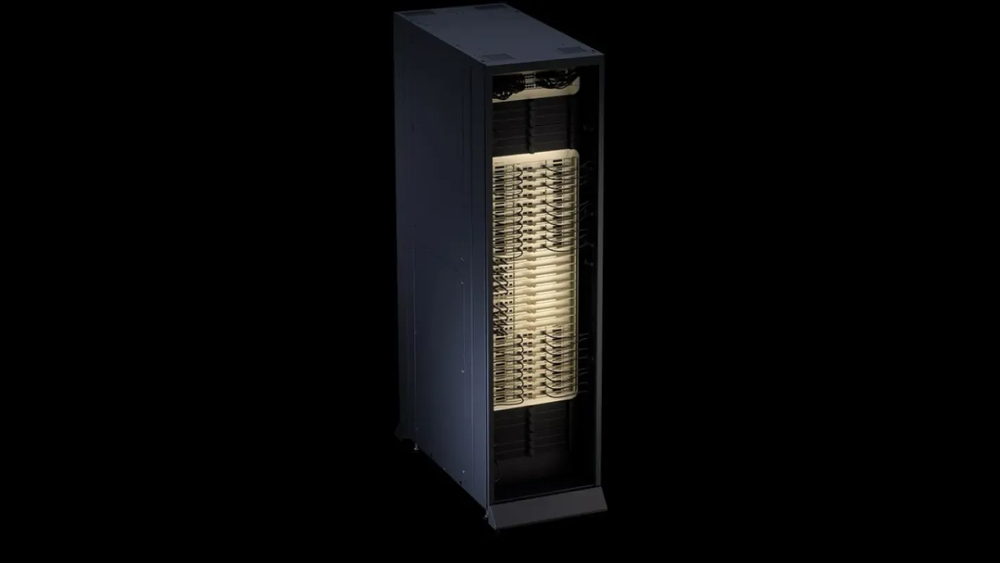 Rack NVIDIA Vera Rubin NVL72 iluminado sobre fundo preto