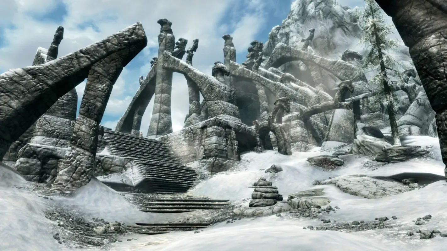 Cena de The Elder Scrolls V: Skyrim com ruínas antigas cobertas de neve