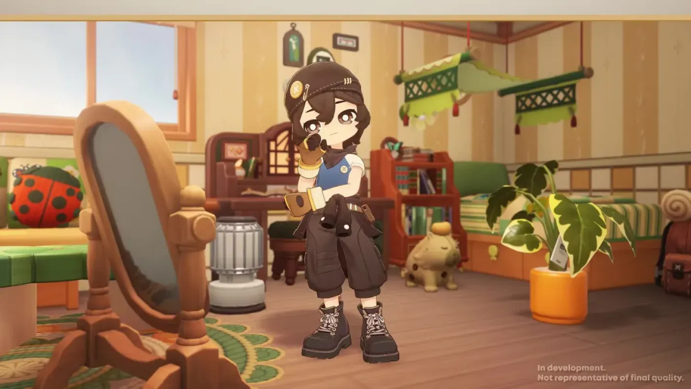 Personagem de Petit Planet dentro de casa decorada, com espelho, plantas e um sofá em forma de joaninha